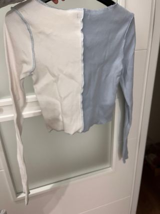 Top Stradivarius bicolor azul y blanco