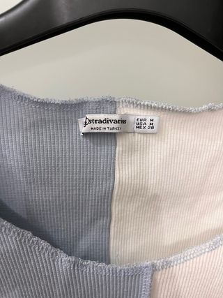 Top Stradivarius bicolor azul y blanco