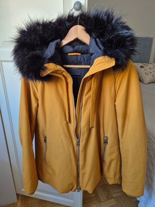 Chaquetón Zara Mostaza con Capucha Negra