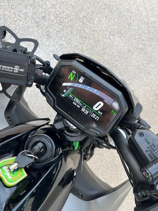 Kawasaki Z650 Negra mate y Verde