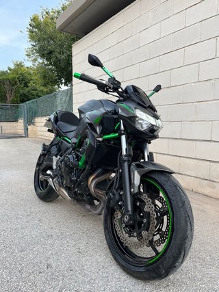 Kawasaki Z650 Negra mate y Verde