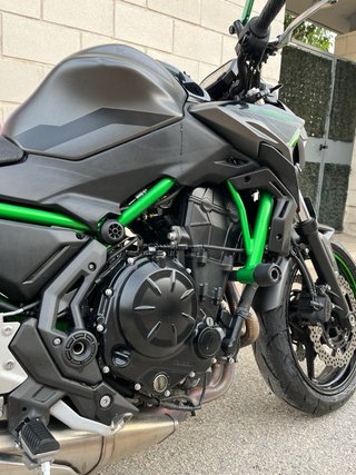 Kawasaki Z650 Negra mate y Verde