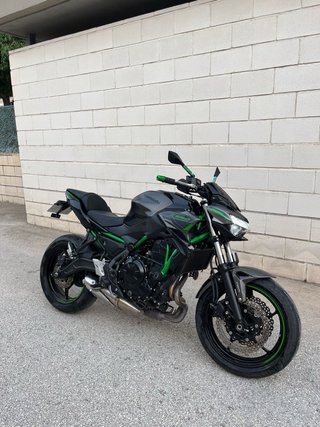 Kawasaki Z650 Negra mate y Verde