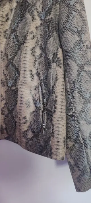 Chaqueta efecto piel serpiente