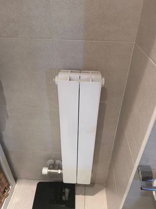 Puerta de madera y radiador