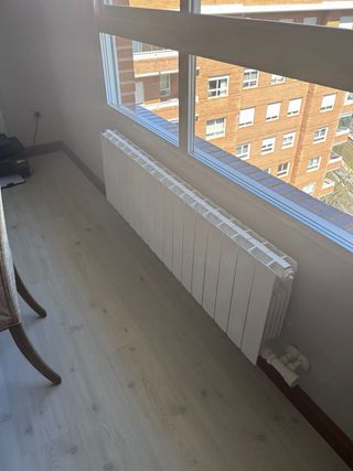 Puerta de madera y radiador