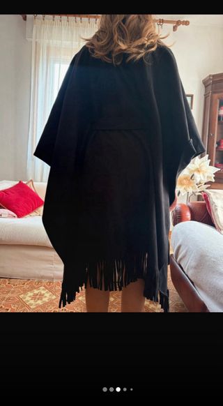 Capotto poncho nero con frange