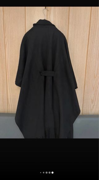 Capotto poncho nero con frange