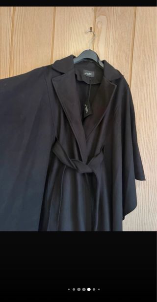 Capotto poncho nero con frange