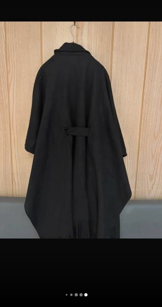 Capotto poncho nero con frange