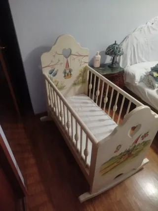 Cuna de bebé de madera pintada a mano
