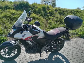 Honda CB500X Adventure Moto Blanca y Negra