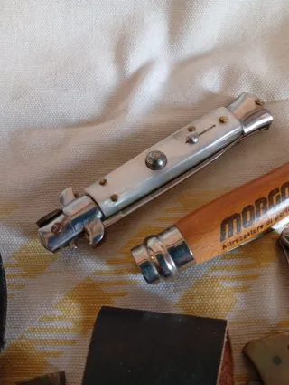 Coltellini in cuoio e metallo