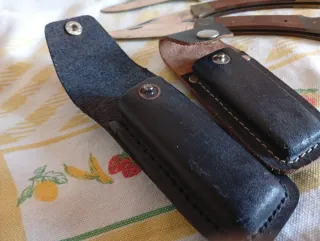 Coltellini in cuoio e metallo