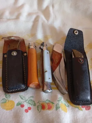 Coltellini in cuoio e metallo