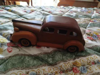 Coche de madera artesanal