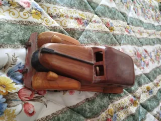 Coche de madera artesanal
