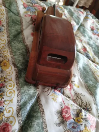 Coche de madera artesanal