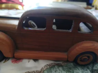 Coche de madera artesanal
