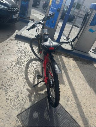 Bicicleta eléctrica roja Btwin