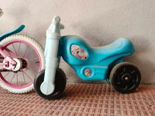 Bicicleta infantil y moto sin pedales