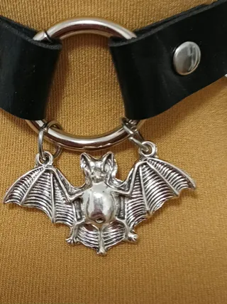 Collana chocker goth con charm a forma pipistrello