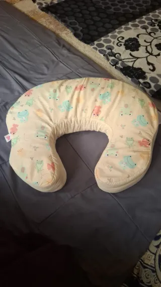 Almohada de lactancia con estampado de ranas