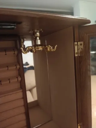 Armario joyero de madera y cristal