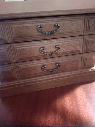 Armario joyero de madera y cristal