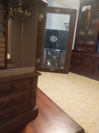 Armario joyero de madera y cristal