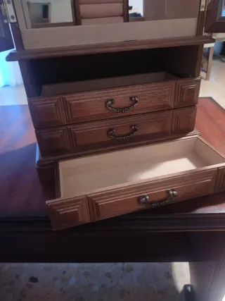 Armario joyero de madera y cristal