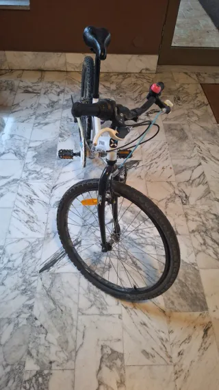 Bicicletta MTB B'TWIN bianca per ragazzo/a nuova!