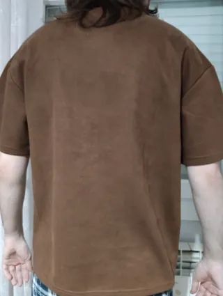 Camiseta marrón con relieve