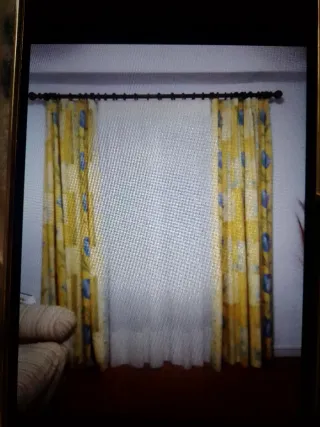 Cortinas amarillas y azules de tela