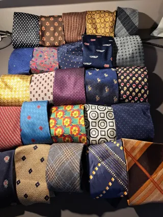 E) Lotto 25 cravatte uomo