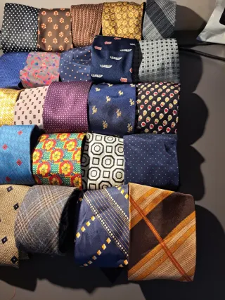 E) Lotto 25 cravatte uomo