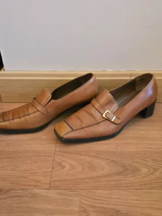 Zapatos de tacón marrones para mujer