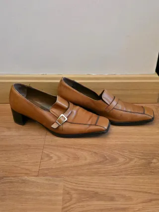 Zapatos de tacón marrones para mujer