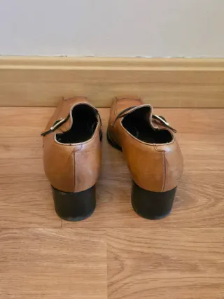 Zapatos de tacón marrones para mujer