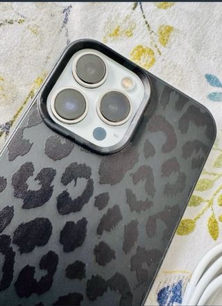 iPhone 13 Pro Max con cable