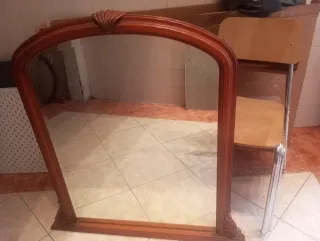 Espejo de madera con marco curvo