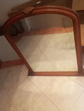 Espejo de madera con marco curvo