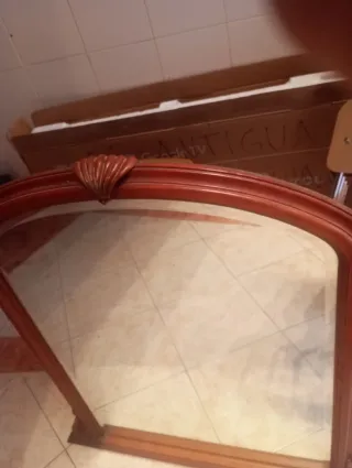 Espejo de madera con marco curvo