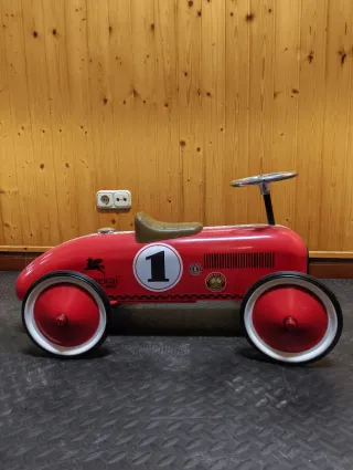 Coche de pedales rojo 1