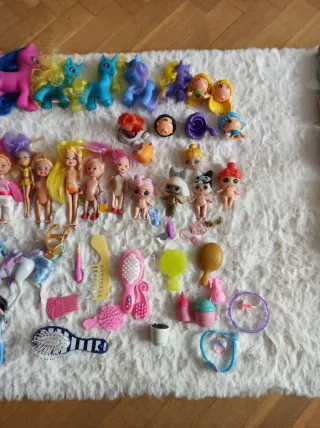 Lote de muñecas y unicornios