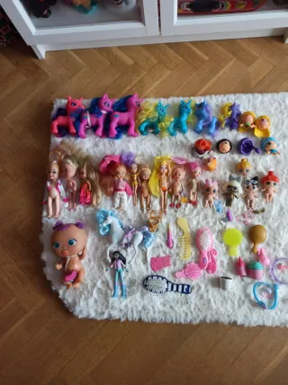 Lote de muñecas y unicornios