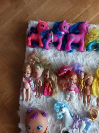 Lote de muñecas y unicornios