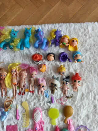 Lote de muñecas y unicornios