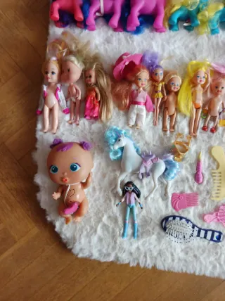 Lote de muñecas y unicornios