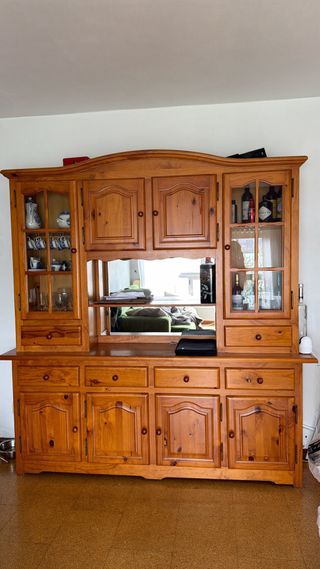 Mueble de madera de pino con vitrina y cajones